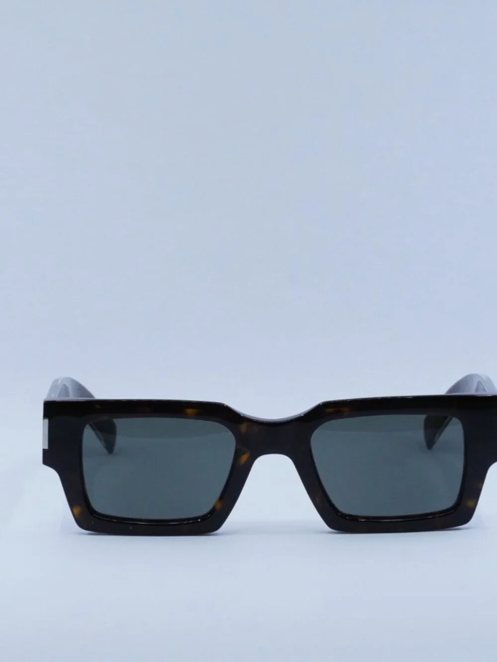 Saint Laurent model sl736